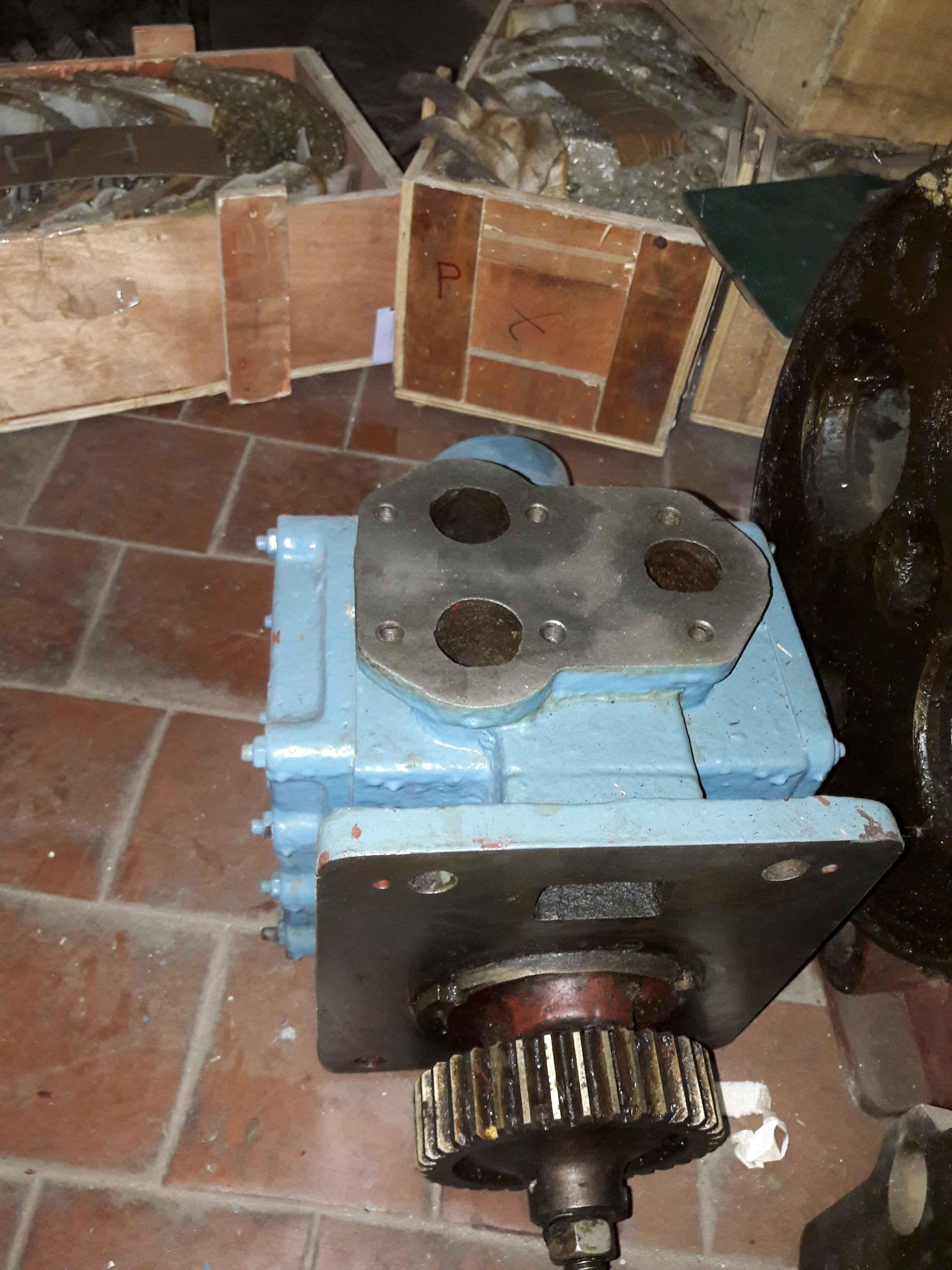 NVD48A-2U Насос масляный двухсекционный 832-36912